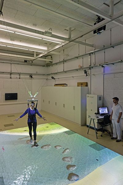 The Float erlaubt das freie Gangtraining im dreidimensionalen Raum und ermöglicht so alltagsrelevante Trainings. (KTI)