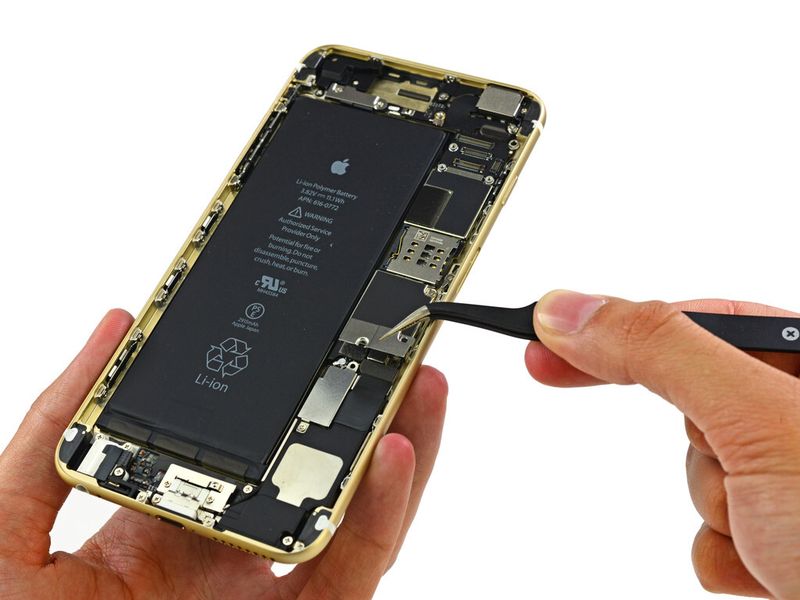 Beim iPhone 6 Plus ist deutlich der große Akku mit mehr als 11 Wh erkennbar (iFixit)