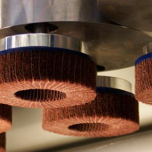 Schleifbürsten machen aus scharfen und rauen Bauteilen alltagstaugliche Gebrauchsgegenstände.(Bild:  Hans Weber Maschinenfabrik)