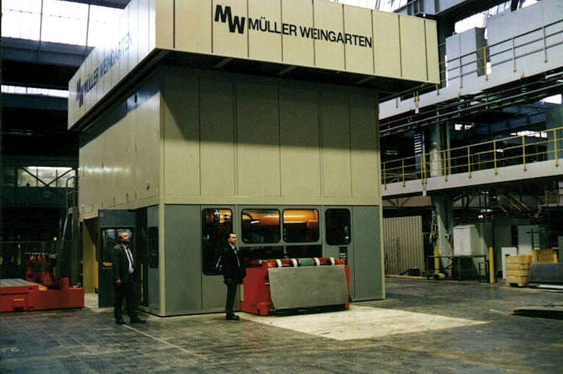 Bild 2: Bei großen Schmiedepressen schützen Schwingungsisolierplatten nicht nur das Fertigungsgebäude vor Erschütterungen, auch die Presse arbeitet ruhiger. Grund ist die gute Dämpfungswirkung der Platten. (Archiv: Vogel Business Media)