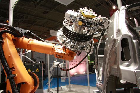 Mithilfe von Roboter-Werkzeugen könnten Dichtungen künftig nicht nur auf die Tür, sondern auch direkt von der Großrolle auf die Karosserie geklebt werden.  (Bild: 3M)