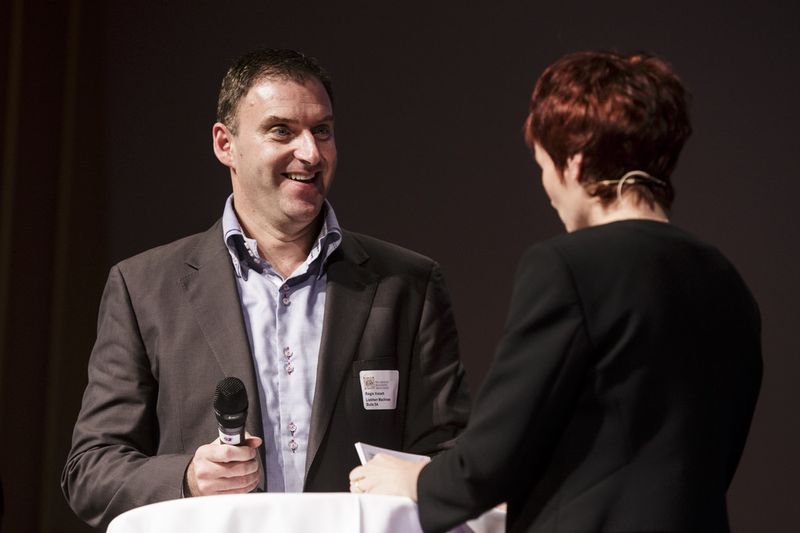 Cérémonie de remise du prix à l'innovation du canton de Fribourg, édition 2014: Régis Vonarb de Liebherr Machines Bulle avec Anne Maillard. (Image: Copyright Nicolas Brodard 2014)