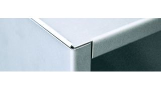 Die 3 mm Leistung auf 3.200 mm Biegelänge nutzt Alphatec nicht aus, denn die Blechdicken der Stahlgehäuse bewegen sich zwischen 0,88 und 1,5 mm. Nur beim Biegen von Montageplatten kommen größere Blechdicken zum Einsatz. (RAS)