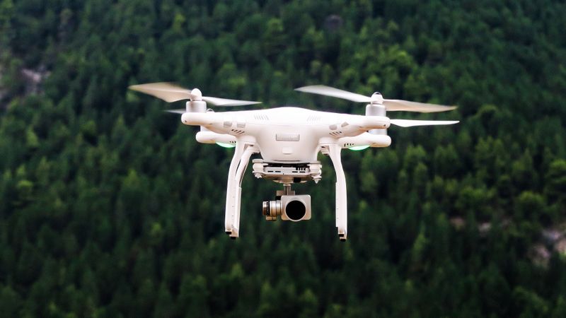 A comprehensive drone detection system combines different sensor technologies to create a reliable situational picture and support the assessment and documentation of potential threats.(Source:  Pexels on Pixabay)