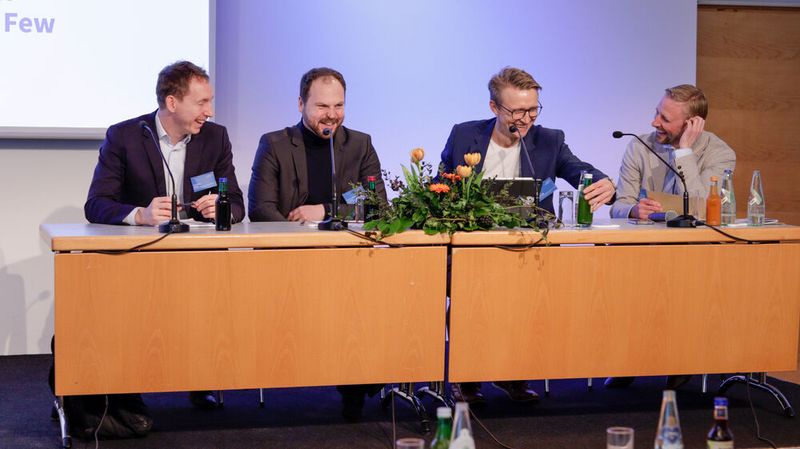 Referenten und Moderator unter sich (Bild: Zeta)