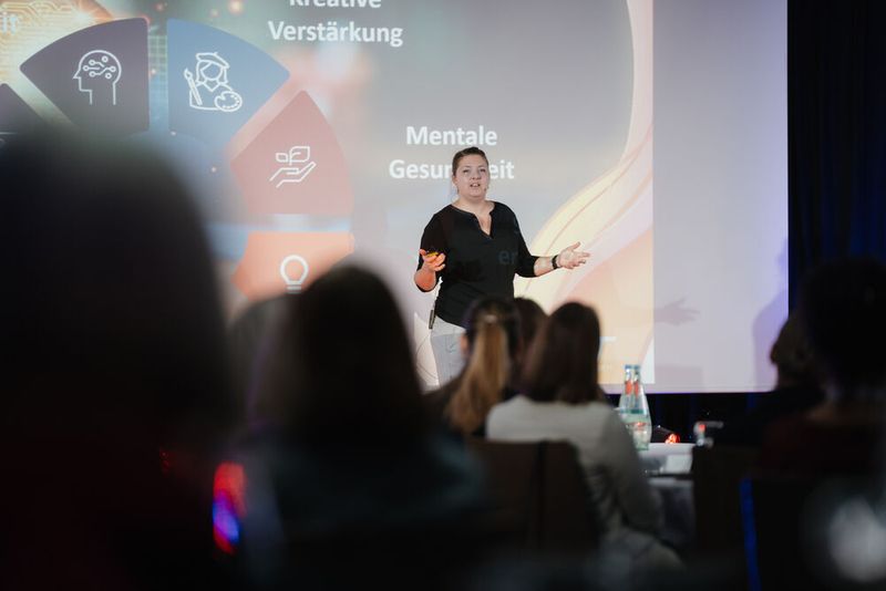 Weiter ging es direkt mit Annette Brunsmeier’s (Fsas) Keynote zum Thema KI und wie diese unser Denken transformiert. (Bild: Manuel Emme Fotografie)