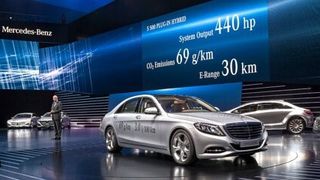 Mit 69 Gramm CO2 pro Kilometer setzt der Mercedes-Benz S 500 Plug-in-Hybrid einen kaum für möglich gehaltenen Emissionswert für Luxuslimousinen – zumindest laut NEFZ-Zyklus. Das ist auch dringend notwendig, denn laut einer aktuellen Studie ist Daimler das Schlusslicht der deutschen Premium-Flotten. (Foto: Daimler)