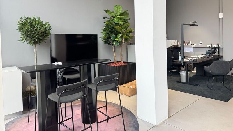 Auch eine Beratungszone und einen Verkäuferarbeitsplatz gibt es im Showroom. (Bild: Svenscar)