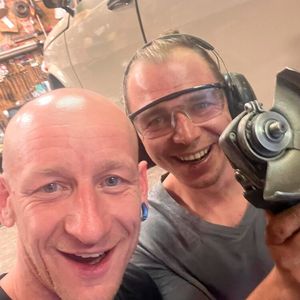 „Work in Progress” – Morris Furkert (links) und  sein Freund Jesko Weiß in dessen Werkstatt in Zwickau.(Bild:  Morris Furkert)