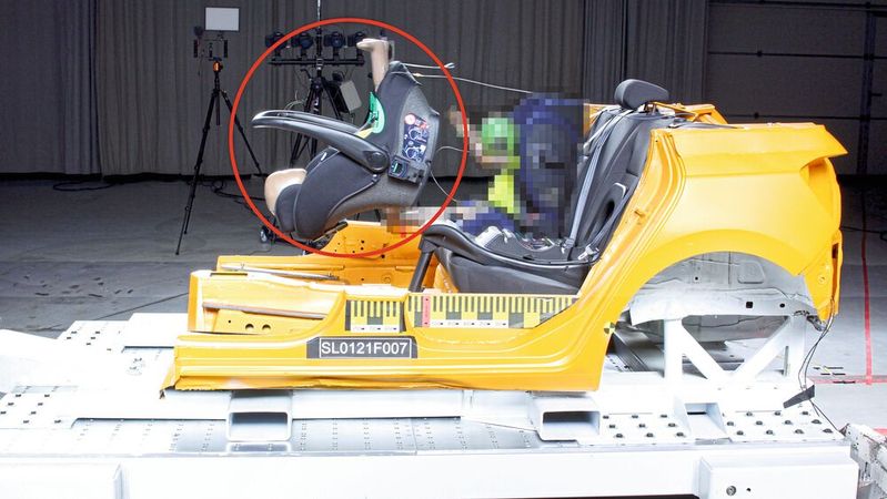 Ein Chicco-Kindersitz versagte im Crash-Test von ADAC und Stiftung Warentest.(Bild:  ADAC)