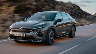 Der C5 X ist ein Crossover, denn die Fließheck-Karosserie mit LED-Lichtspielen ist weder Limousine noch Kombi – und auch kein SUV.  (Bild: William Crozes/Continental Productions/Citroën)