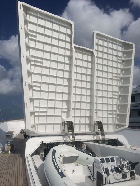 Das Rettungs-Boot kann mit einem hydraulischen Kran ins Wasser gehoben werden. (Bild: Turck)