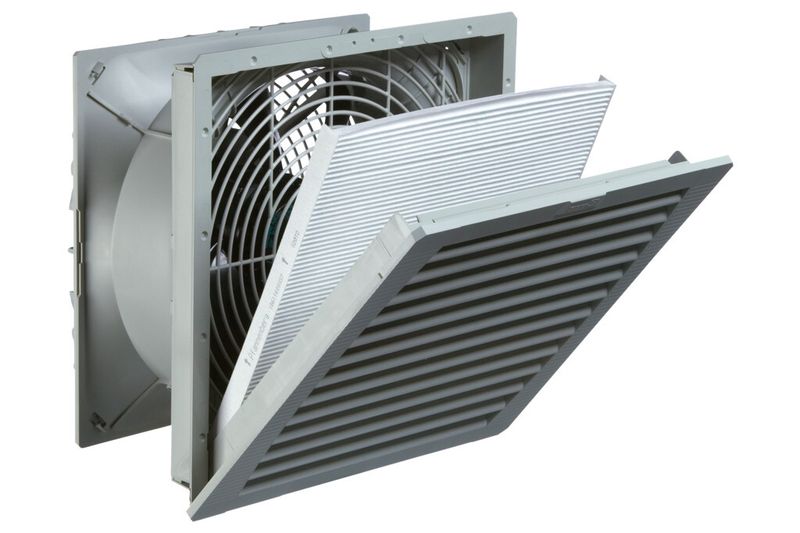 Da Filtermedien regelmäßig gewechselt werden müssen, sollte der Austausch schnell und unkompliziert sein – dafür sorgt ein Klappmechanismus. (Bild: Pfannenberg)