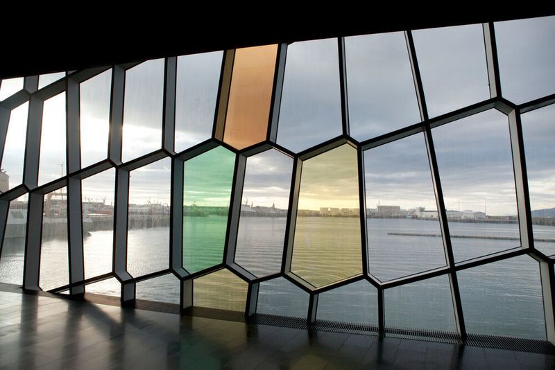 Farbeffektglas wird unter anderem aufgrund seines faszinierenden Farb-Licht-Spiels zum Beispiel in der Architektur, der Kunst und im Lichtdesign eingesetzt. (Prinz Optics)