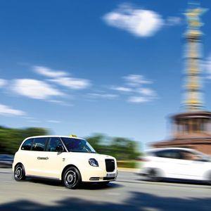 Das „London Taxi“ in seiner modernen, elektrisch betriebenen Version soll nach Deutschland kommen. Hier ist es schon mal in Berlin unterwegs.(Bild:  LEVC)