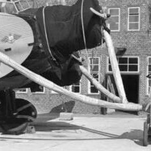 Die Junkers JU52 wurde mit unterschiedlichen Antrieben hergestellt. Allen gemeinsam war, dass sich die riesigen Sternmotoren bei Kälte extrem schwer mit dem Anspringen taten. Ein entsprechendes, von Alfred Kärcher konstruiertes mobiles Heizgebläse, das sogenannte „MOWÄB“, schaffte Abhilfe.(Bild:  Kärcher)