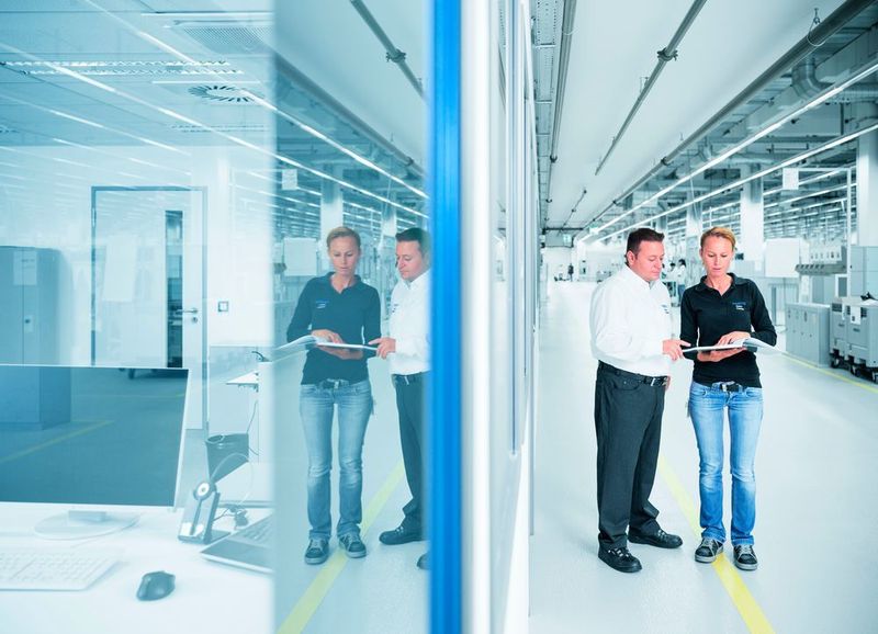 Produktion und Büroarbeitsplätze liegen direkt nebeneinander – das fördert die enge und schnelle Abstimmung. (Bild: Festo)