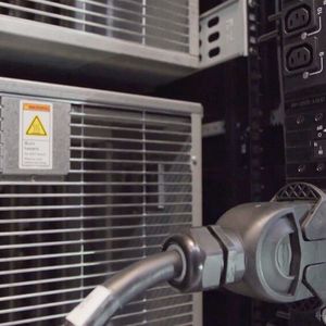 Hartings Steckverbinder bilden eine Alternative zu gängigen CEE-Steckverbindern – in erster Linie, weil sie kleiner, handlicher und effizienter sind. Deshalb stellen Betreiber großer Rechenzentren auf Harting-Steckverbinder um.(Bild:  Harting)