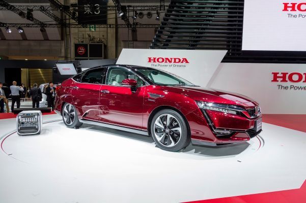Der Honda Clarity Fuel CellDer Clarity Fuel Cell soll Anfang 2016 in Japan auf den Markt kommen. (Honda)