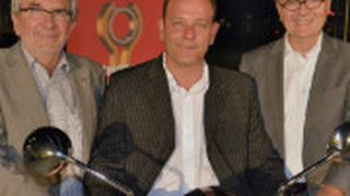 Bei der Preisverleihung der Jubiläumsgruppe bei „Deutschlands bester Autofahrer“ (v.li.): Hans-Peter Lange, Präsident Kfz-Gewerbe Berlin-Brandenburg, Vespa-Gewinner Stefan Laudien und ZDK-Sprecher Ulrich Köster. (Foto: Almonat/Auto-Bild)