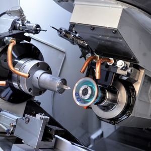 Bild 1: Fünf-Achs-CNC-Schleifmaschine 325linear im Bearbeitungsprozess, hier beim Schleifen eines Industriemessers.