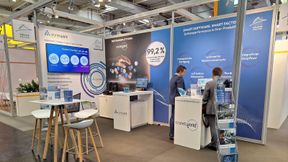 Revolution im Shopfloor: Auf der Hannover Messe 2026 präsentiert Industrie Informatik das KI-gestützte Cronetwork MES als zentrale Plattform für die Smart Factory – mit Advanced Analytics, transparenter Fertigungssteuerung und nahtloser Integration zwischen Shopfloor und ERP (Halle 14, Stand H14). [Anmerkung der Redaktion: Das Bild zeigt den Messestand auf der Hannover Messe 2025.] (Bild: Industrie Informatik GmbH)