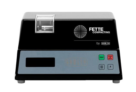 Als weiterer Systembestandteil prüft ein Bruchfestigkeitstester die Tabletten auf ihre Festigkeit.(Bild:  Fette Compacting)