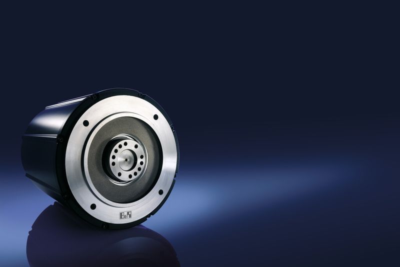Ein Novum in der Branche: B&R-Torquemotoren der Baureihe «8LT» treiben die wassergekühlten, extrem trägen Walzen des Viscotec-Glättwerks an und sorgen für die notwendige Achssynchronität der Walzen. (Bild: B&R)