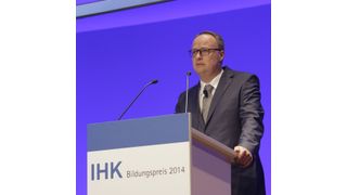 Oliver Welke moderierte die Preisverleihung des IHK Bildungspreises 2014. (Bild: Jens Schicke)