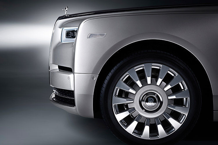 Der Phantom hat eine Allradlenkung und 22 Zoll große Leichtmetallfelgen. (Rolls-Royce)