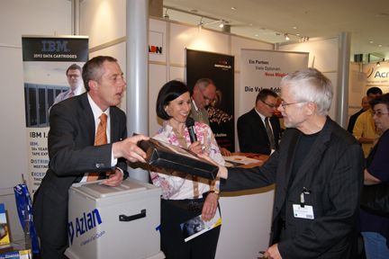 Siegfried Eberhardt, Münch + Münch GmbH & Co freut sich über den Gewinn des Lenovo Notebooks. (Archiv: Vogel Business Media)