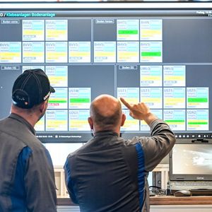 Neue Anlagen und Prozesse ermöglichen laut Hersteller eine effizientere Produktion. Die Beschäftigten betreuen demnach große Anlagenbereiche auch mittels mobiler Geräte wie Smartwatches.(Bild:  Henning Scheffen/Volkswagen Nutzfahrzeuge)