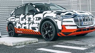Die Batterie des E-Tron soll mit 150 kW Ladeleistung in 30 Minuten voll geladen sein. Hierfür will Audi gemeinsam mit BMW, Daimler und Ford ein eigenes Netz an Gleichstrom-Schnellladestationen aufbauen. (Audi)