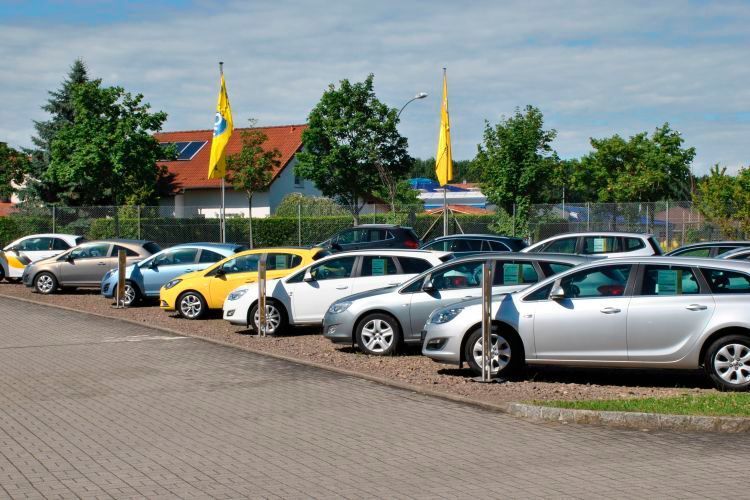 Auf einem riesigen Freigelände befindet sich die Gebrauchtwagen-Präsentation. (Rubbel)