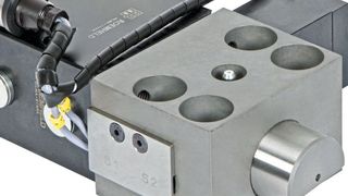 Roemheld hat diesen Keilspanner speziell zum Fixieren von Oberwerkzeugen entwickelt, der höchsten Sicherheitsanforderungen genügt, wie es heißt. Ein zusätzlicher Verriegelungszylinder mit Bolzen halte den Keilspanner in Position und verhindere das unbeabsichtigte Zurückfahren.  (Roemheld)