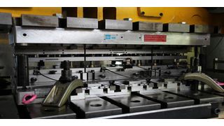 Die Bruderer-Stanzautomaten sind fast alle mit einer Prozessüberwachungslösung von Schwer + Kopka ausgestattet. Die Sensoren sind praktisch im Stanzwerkzeug – in diesem Beispiel im Folgeverbundwerkzeug – integriert. (Bild: Kuhn)