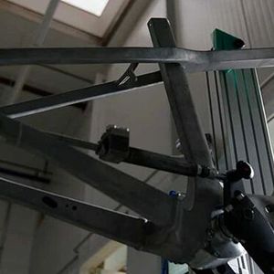 Beim 3D-gedruckten Prototyp aus Metall gelang es dem Fertigungsteam, die Schnitte am Fahrrad unter Berücksichtigung der vorhandenen Belastungen neu zu positionieren, ....(Bild:  Kalkhoff)