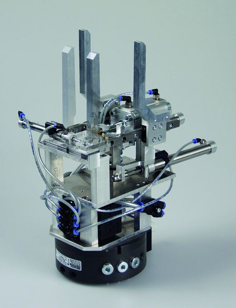 Bild 3: Die IPA-Pneumatik-Hand ist in der Lage, mit nur vier pneumatischen Aktoren drei Griffe zu konfigurieren (a vom 2-Finger- zum 3-Finger-Griff, b vom Parallel- zum Zentrisch-Griff). (Archiv: Vogel Business Media)