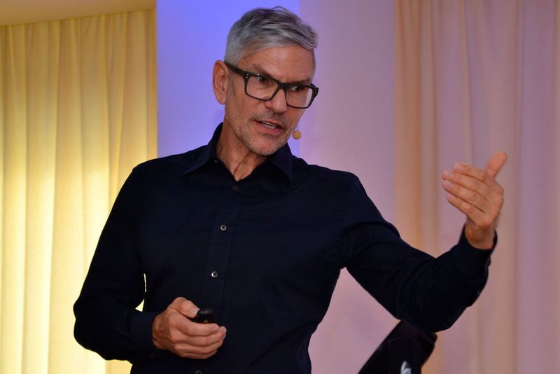 Der Autor und Sportwissenschaftler Dr. Dr. Michael Despeghel sorgte mit seinem Vortrag über eine gesunde Lebensweise und Bauch-Weg-Tipps für Schmunzeln. (Mauritz)