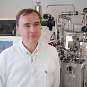 Dietmar Katinger, Geschäftsführer bei Polymun: „Die Modernisierung der Wasseraufbereitung verfolgte ein klares strategisches Ziel: fossiles Erdgas konsequent durch Strom zu ersetzen, überwiegend aus erneuerbaren Quellen, wie sie in Österreich verfügbar sind. Gleichzeitig wollten wir die Kapazität der Wasseraufbereitung erweitern und die Produktion zukunftsfähig absichern.“ (Bild: Envirofalk)