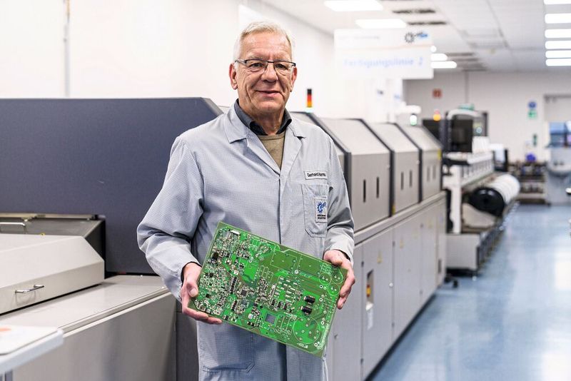 Werksleiter Gerhard Harms präsentiert eine im Werk SMD-bestückte Baugruppe. (Bild: Nord Drivesystems)