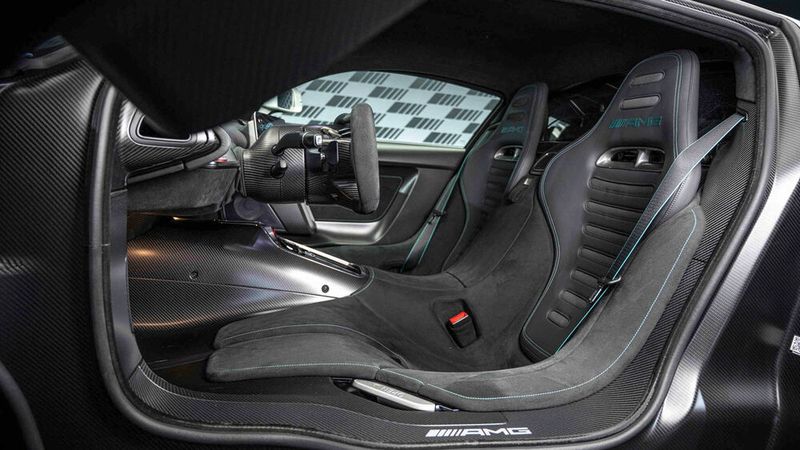 Die beiden Schalensitze des One sind unverrückbar. (Bild: Mercedes-Benz)