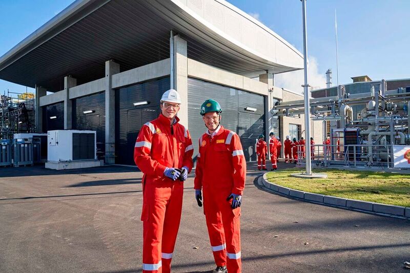 RWE and Shell also want to develop new green hydrogen solutions for industrial customers, focused on the Shell Energy & Chemicals Park Rheinland in Germany, Shell sites in Rotterdam and Moerdijk in the Netherlands, and on customers in their immediate vicinity. (RWE)