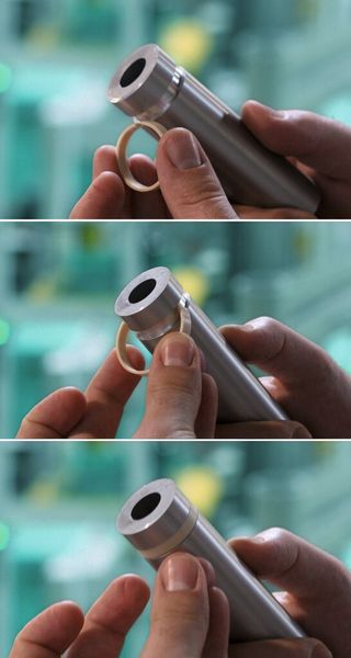 Wartungsfreie Kolbenringe von Igus werden mit nur einem Handgriff montiert. Einbaufertig ersetzen sie immer häufiger aufwändig hergestellte PTFE-Bänder. (Bild: igus)