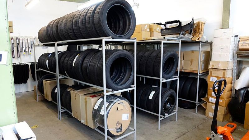 Wer erfolgreich Reifen vermarkten will, der muss sich auch Neuware auf Lager legen.  (Bild: Rosenow/»kfz-betrieb«)