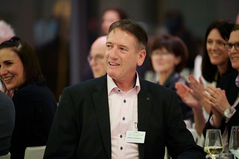 Impressionen vom ELEKTRONIKPRAXIS Frühlingsfest 2023 im Ketterer Kunst mit der Verabschiedung von Johann Wiesböck.  (Bild: © EYE AM CHRIS)