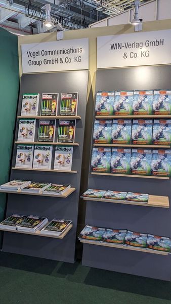 An der Fachpresseauslage finden Messebesucher kostenlose Fachmagazine zu allen Themen rund um die Prosessindustrie. (Bild: Ernhofer / PROCESS)