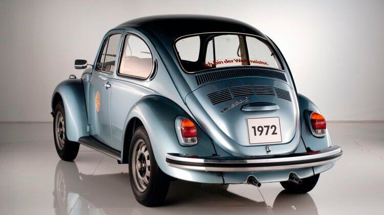 Den Käfer 1302 baute Volkswagen nur zwei Jahr bis 1972. Dann löste ihn das Modell 1303 mit Panoramawindschutzscheibe ab. Das Sondermodell „Weltmeister“ bot zahlreiche Ausstattungsmerkmale, darunter Lackierung in Marathonmetallic, spezielle Weltmeisterfelge, beheizbare Heckscheibe, schwarze Cordsitze … Vom Weltmeister wurden rund 6.000 Stück gebaut. (Volkswagen AG)