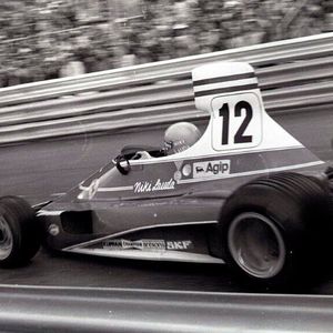 Brembo debütierte 1975 in der Formel 1 und lieferte eine kleine Charge gusseiserner Bremsscheiben an die Scuderia Ferrari. Die Haltbarkeit und Effektivität der Brembo-Bremsscheiben in Kombination mit dem technischen Eigenschaften des Ferrari 312T führten zu einer triumphalen Saison: Ferrari holte 9 Poles, 11 Podiumsplätze und 6 Siege in 14 Grands Prix und sicherte sich sowohl den Konstrukteurs- als auch den Fahrertitel. Niki Lauda setzte die Brembo-Bremsen gekonnt ein, bremste aggressiv, wenn es nötig war, um zu überholen, und steuerte das System sorgfältig, wenn er in Führung lag. (Bild:  Brembo)