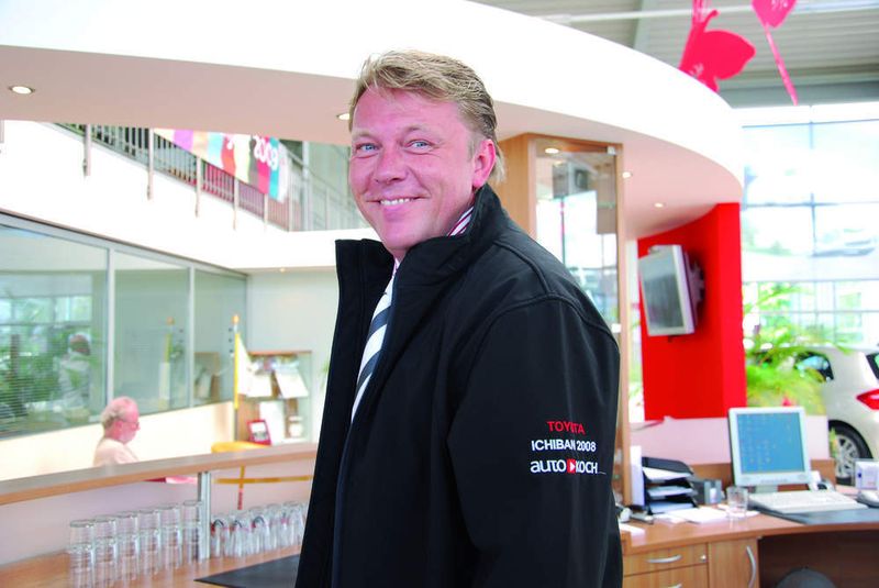 Verkaufsleiter Andreas Rippe führt die Ichiban-Jacke vor. (Archiv: Vogel Business Media)